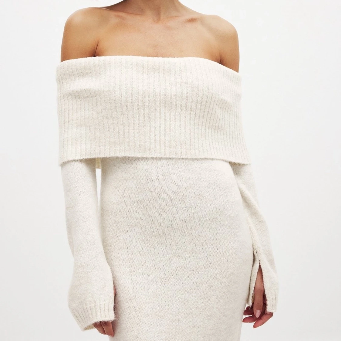 Vit stickad offshoulder klänning - 91