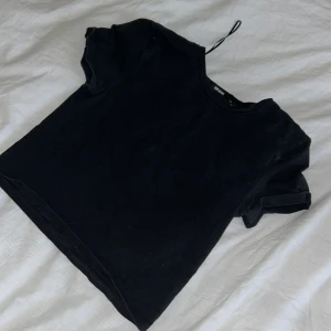 Svart t-shirt  - Svart t shirt från bikbok storlek M