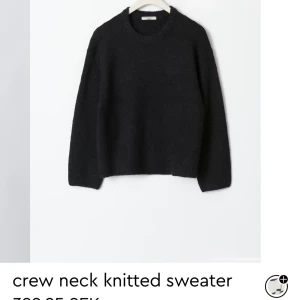 Svart stickad tröja  - Jag säljer en svart stickad tröja från Gina Tricot i storlek S, den är använd 2 gånger men säljer för att den är för liten för mig. Nypris 399, mitt pris 199.