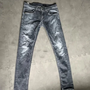 Tiger Of Sweden Jeans - Säljer ett par Tiger Of Sweden Jeans! Endast använda ett fåtal gånger. Strl 33x32 men är mindre i midjan så skulle säga att de passar om nu har mindre strl där! | Skick 9/10 | Pris 300kr, går även att diskutera | Hör av dig vid minsta fråga!😊