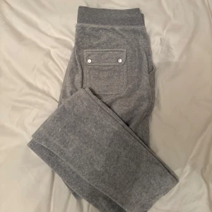 Grå jucy byxor  - Säljer mina gråa jucy byxor i bra skick!