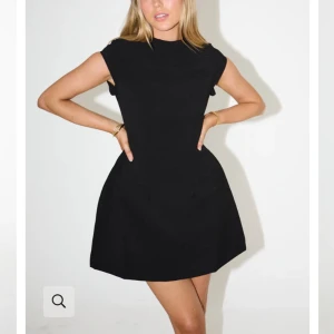 Odd Muse cap sleeve  - Snygg svart klänning från Odd Muse, man får en superfin hourglass figure av den. Endast provad med alla lappar kvar. Köpt från UK för 1700kr ungefär och sen kostade frakt och tull ca 900kr
