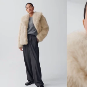 Beige pälsjacka - Säljer en stilren beige pälsjacka med långärmad design. Jackan har en mjuk och fluffig textur som ger en lyxig känsla. Perfekt för att hålla sig varm och trendig under kyligare dagar. Ny pris 899kr / SLUTSÅLD 