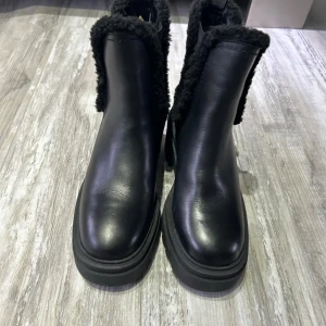 Svarta boots  - Snygga svarta boots i skinn från Tamaris. Perfekta för kyliga dagar med en robust sula för extra grepp. Stilren design med dragflik baktill för enkel påtagning. Helt nya!