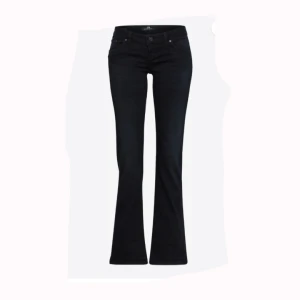 Svarta bootcut jeans från LTB - Snygga svarta bootcut jeans från LTB i bra skick. De är högmidjade och har en klassisk femficksdesign med knapp och dragkedja framtill. Perfekta för både vardag och fest! 🖤