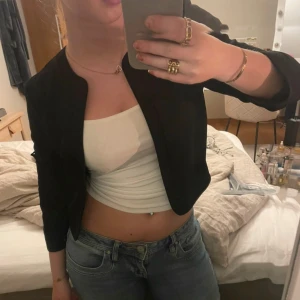 Svart kofta från Esprit - Säljer en stilren svart kavaj från Esprit i mycket bra skick. Den har en elegant och enkel design. Pris kan diskuteras 😇