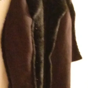 Svart pälsjacka - Säljer en elegant svart pälsjacka med långärmad design. Perfekt för kalla vinterdagar med sin mysiga och stiliga look. Jackan har en klassisk passform och är i bra skick. Perfekt för både vardag och festliga tillfällen.