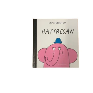 Hattresan - En charmig barnbok med en rosa elefant på omslaget som bär en blå hatt. Boken har en svart rygg och är utgiven av Bonnier Carlsen. Perfekt för barn som älskar fantasifulla berättelser och färgglada illustrationer.