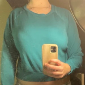 Turkos tröja från BikBok - Säljer en snygg turkos tröja från BikBok. Tröjan har långa ärmar och en enkel design som passar perfekt till vardags. Den är tillverkad i ett mjukt material som känns skönt mot huden.