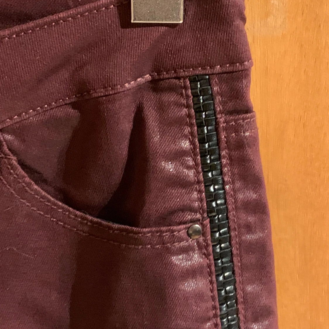 Vinröda byxor från Cache Cache - 90