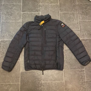 Parajumpers Jacka - Parajumpers Super Lightweight Jacka || Nypris runt 5000 || Storlek S || Använd, men bra skick || Tveka inte att höra av dig om du har frågor