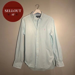 Ralph lauren skjorta - Unik skjorta från ralph lauren. Vit/turkos randig och rosalila märke. Storlek M. Skriv frågor i dm!!!