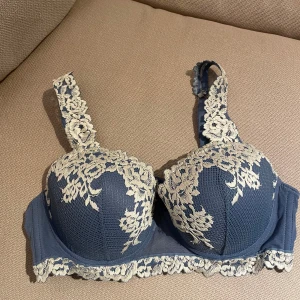 Intimissimi spets-bh - Snygg blå Intimissimi bh med vacker spets och broderade blommor.. Den har justerbara axelband och en bekväm passform. Modellen Pretty Flowers i storlek 80C men passar även 75D