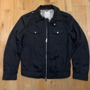 J. Lindeberg field jacket  - J. Lindberg field jacket i fint skick! Stilren och passar perfekt till att kombinera med andra plagg nu under vintern. Storlek S, pris 300kr. Hör av dig vid frågor! 