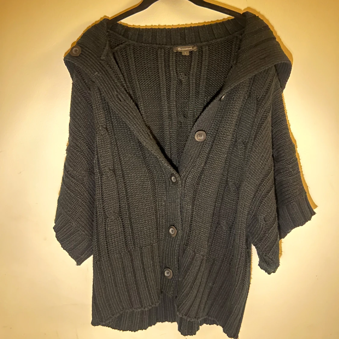 Svart stickad kofta med knappar