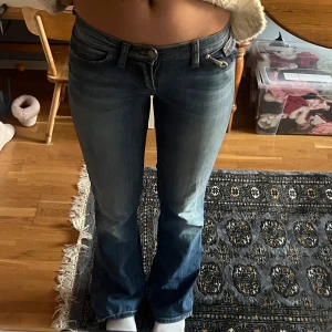 Lågmidjade jeans  - Så snygga men lite slitna vid hälen men inget man tänker på