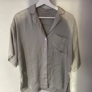 Sidenskjorta pistagegrön  - Bifogar i modellen, mer pistagegrön är vad bilderna visar. 