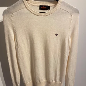  stickad tröja, Morris - Tja! Säljer nu min stickad tröja från Morris, créme vita. Skick 10/10 (Knappt använd) Nypris 1599, pris ej hugget i sten vid snabb affär!