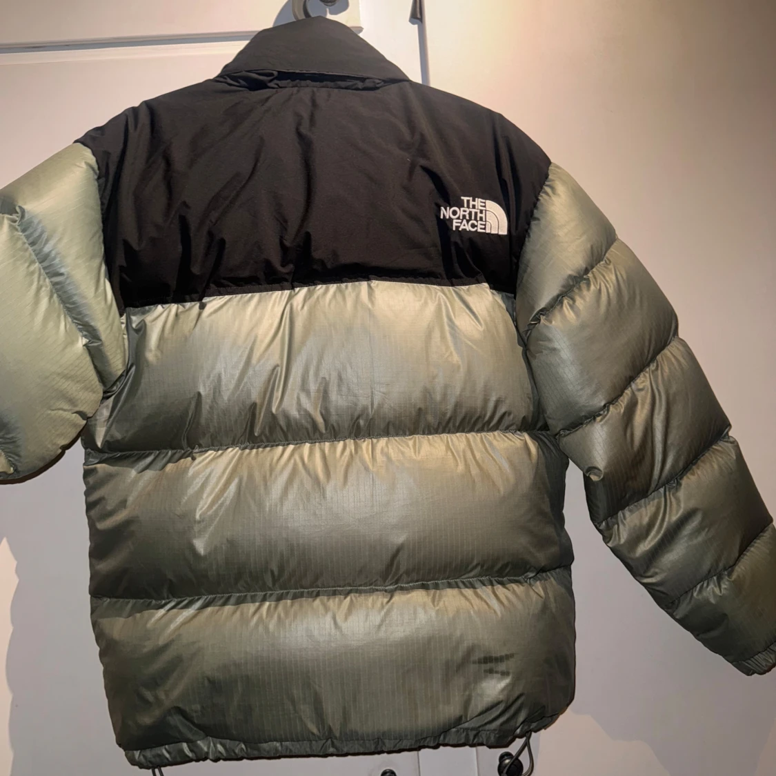 Grön och svart dunjacka från The North Face - 90