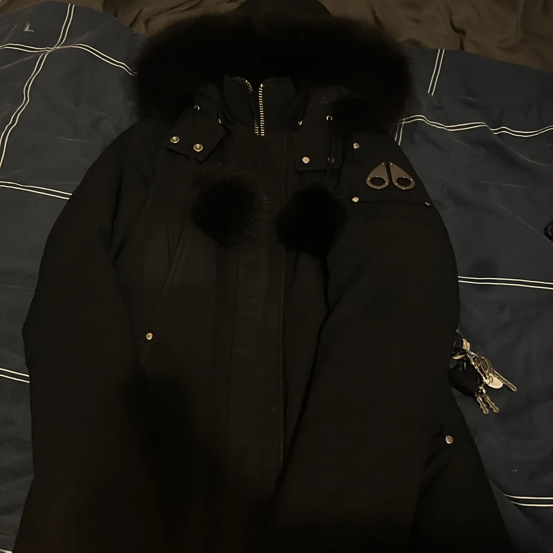 Svart parkajacka med pälsdetaljer - 90