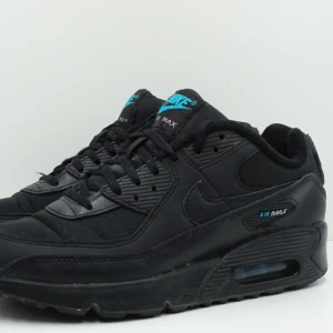  Nike Air Max 90 - Säljer ett par svarta Nike Air Max 90 sneakers i mycket bra skick. Dom funkar året runt och är väldigt snygga och sköna.