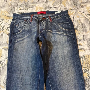 Super lågmidjade blå jeans  - Lågmidjade jeans i nytt skick midjemått 34cm tvärs över. 💗 Hör gärna av er vid frågor 