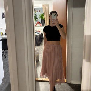 Kjol - Rosa kjol från hm storlek xs, använd några gånger 