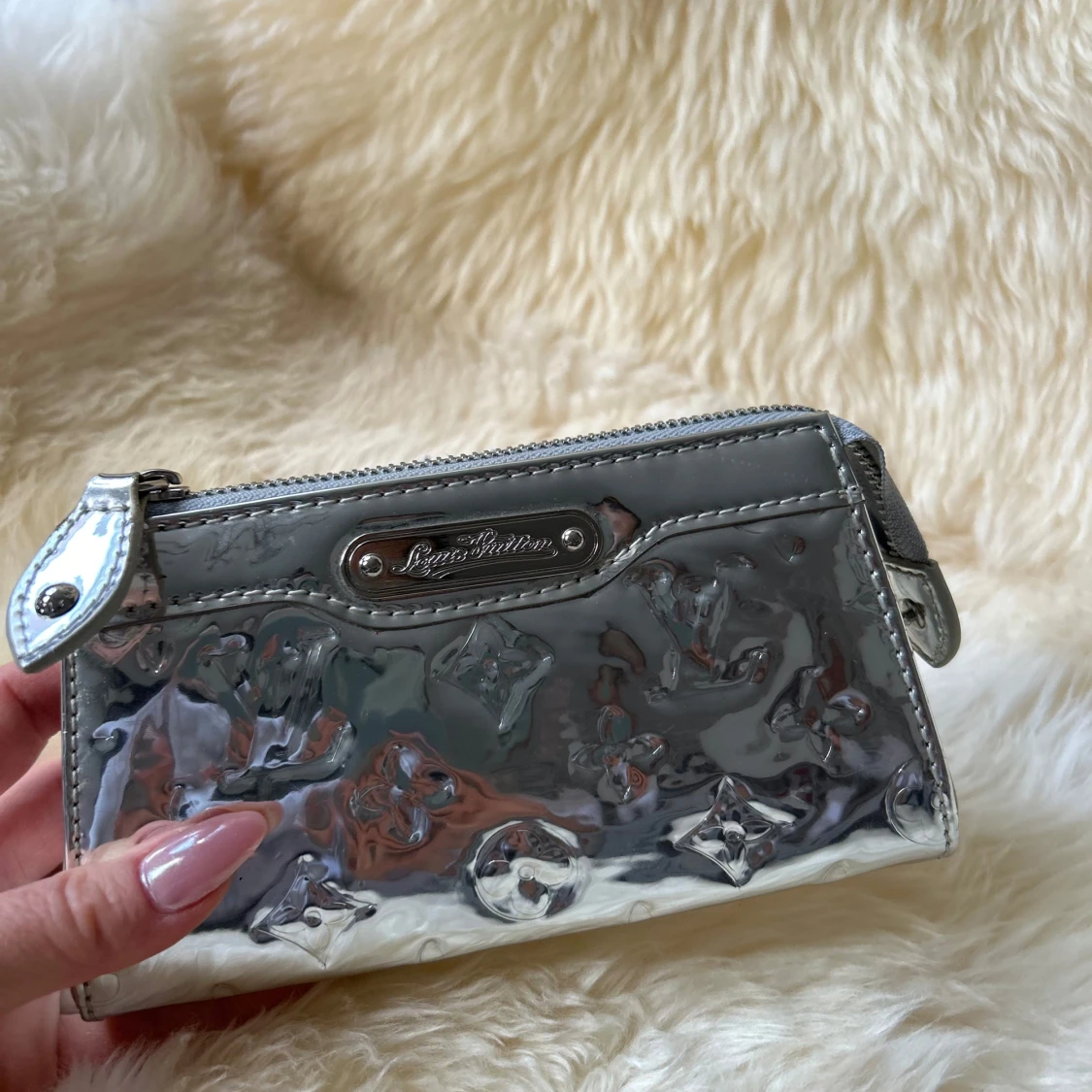 Silverfärgad plånbok från Louis Vuitton - 90