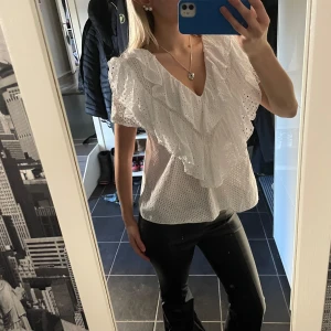 Volangtopp - Jätte söt Volangtopp😍klippt bort lappen men den var från zara. Kommer inte ihåg strlk men passar xs-m! Hör av dig vid frågor💞(tar INTE emot prisförslag under 300kr)