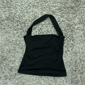Svart Turtle neck från Nelly - Oanvänd tröja från Nelly i storlek M som inte kommer till användning.