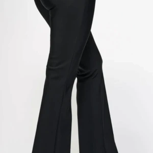 Svarta kostymbyxor från Sanne Alexandra - Snygga svarta byxor från Sanne Alexandra i storlek S.   Modellen heter Luxe Flare och är slutsåld på hemsidan. Tyvärr något för stora för mig, därav att jag säljer vidare. Detta är den absolut skönaste kostymbyxan!