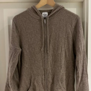 Beige kashmir hoodie John Henric  - Säljer en supermjuk och stilren beige kashmir hoodie från John Henric. Den är i kashmir och har en dragkedja framtill. Storleken är M men sitter som en S. Perfekt för höst och vinter när du vill hålla dig varm och snygg. Passar både till vardags och lite mer avslappnade tillfällen. 🧥✨