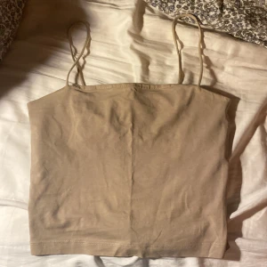 beige tubtopp - säljer en beige tubtopp från Gina Tricot i storlek S. har använt den några få gånger bara så den är i väldigt bra skick!🫶🏻