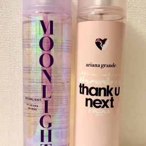 Moonlight, Thank U, Next by Ariana Grande 236 ml - Två härliga dofter från Ariana Grande. Priset är för båda flaskorna ihop. Önskar du enbart köpa en utav dem så skriv till mig i ett privat meddelande så löser vi det 🩷