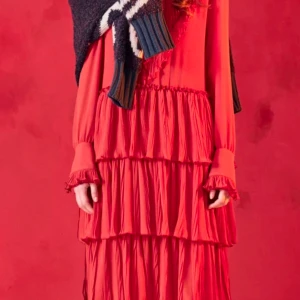 Röd klänning från See By Chloé - Säljer en superfin röd klänning från See By Chloé. Den har långa ärmar och volangdetaljer som ger en romantisk touch. Perfekt för höst och vinter med sitt härliga material och färg. Klänningen är i mycket bra skick och passar perfekt till festliga tillfällen.