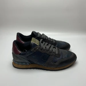 Valentinos rockrunner  - Hej! Säljer nu dessa sjukt snygga valentino rockrunner . Skorna är toppskick! Hör gärna av dig vid frågor. Allt og medföljer!