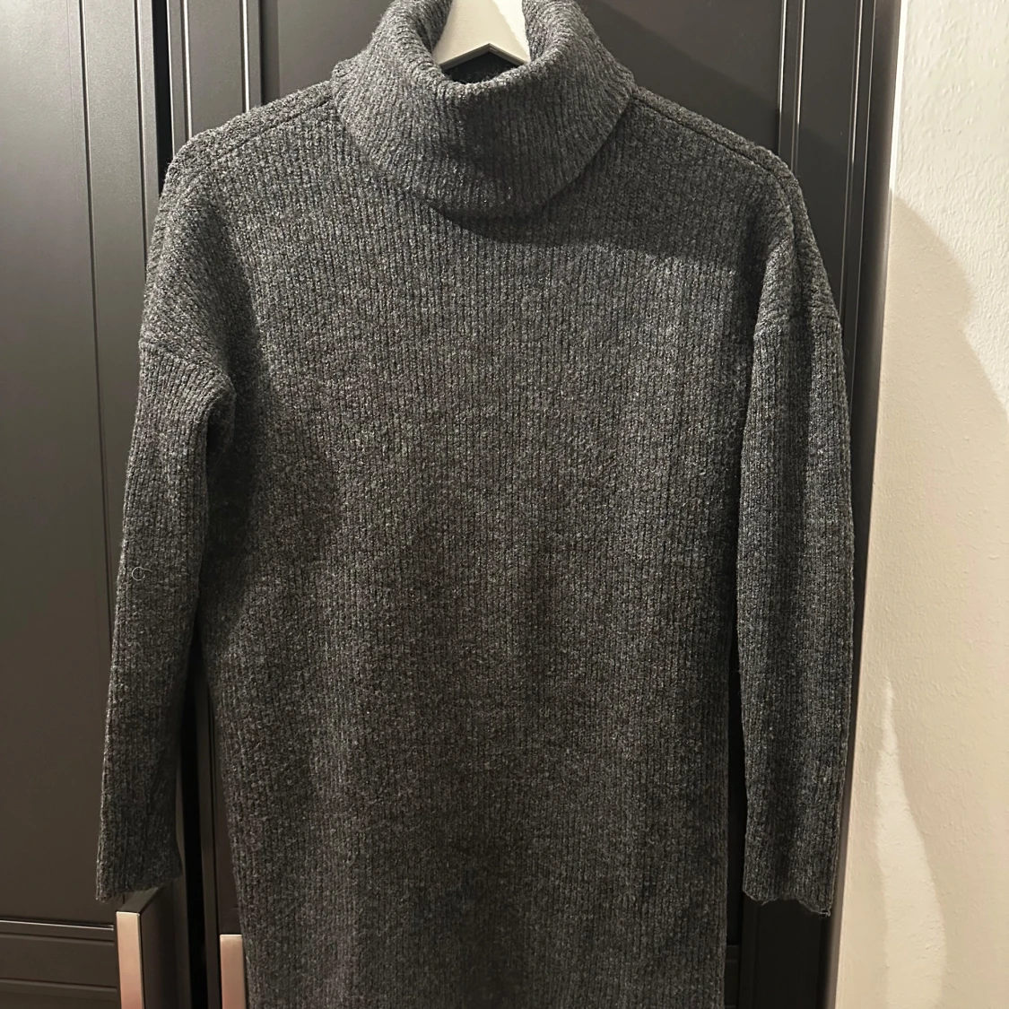 Grå stickad klänning