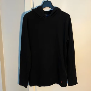 Svart hoodie från Polo Ralph Lauren  - Säljer svart hoodie från Polo Ralph Lauren i bra skick. Storlek L 