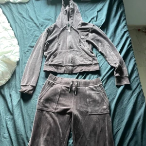 Brunt juicy couture sett  - Mysig brun juicy hoodie med dragkedja och matchande byxor.  Storlek S i båda. 