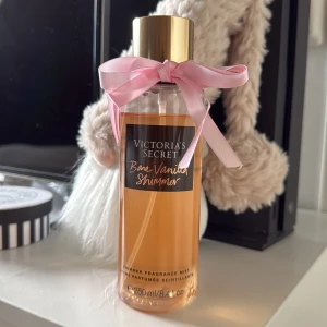 Bare Vanilla Shimmer från Victoria's Secret - Säljer nu min shimmer mist från Victoria's Secret med doften Bare Vanilla Shimmer. Innehåller 250 ml av en glittrande doftupplevelse med inslag av vispad vanilj och mjuk kashmir. Som man kan se på bilden så finns det mycket kvar av den, endast provad fåtal gånger 😊Nypris är ca 250kr men den säljs inte i Sverige längre. hör av dig vid frågor! 💕kan tänka mig att sälja billigare vid snabb affär 