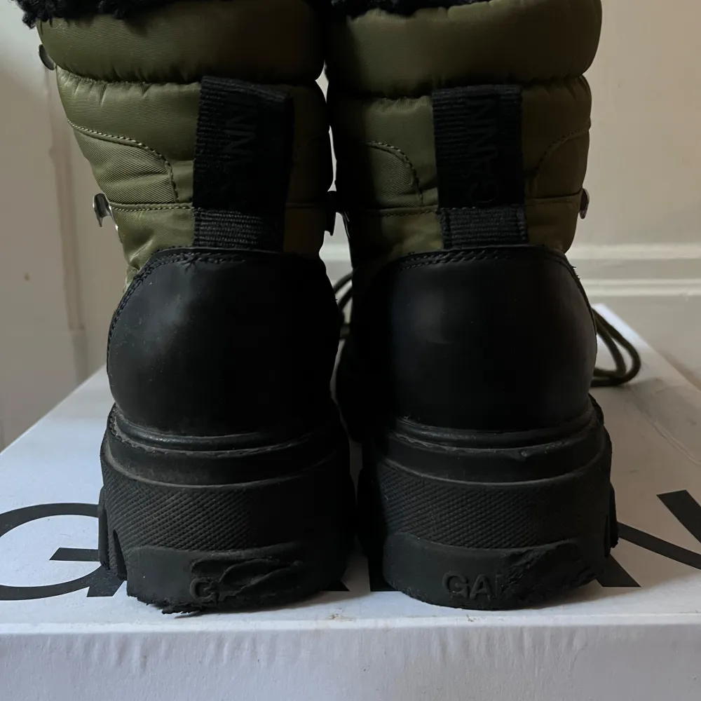 Snygga gröna boots från Ganni med svart detaljer och snörning. 💚De har en robust sula och är fodrade med svart päls för extra värme. Perfekta för kyligare väder. De är lite skavda på loggan bak på sulan, se sista bilden✨. Skor.