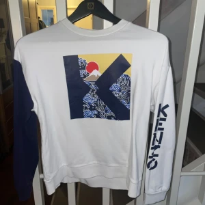 Vit Kenzo sweatshirt - En kenzo tröja som är i bra skick i märken eller fläckar. Är i storleken 14Y