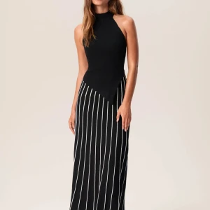 Svart och vit randig  kjol  från Adoore - Aldrig använt kjol från adoore 