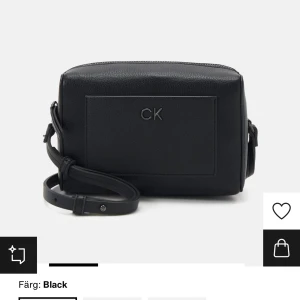 Svart axelväska från Calvin Klein - Snygg och stilren svart axelväska från Calvin Klein i skinn. Väskan har en justerbar axelrem och säljs för 700kr då den är helt ny med all plast fortfarande på.