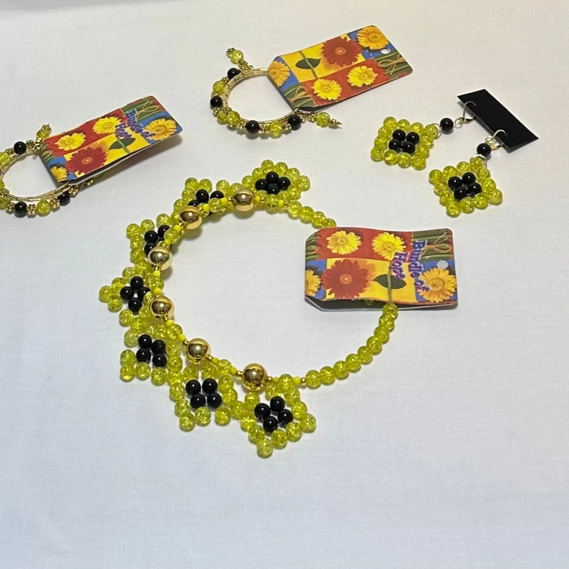 Set med halsband, armband och örhängen i pärlor - 92