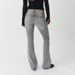 Gina Tricot grå jeans - Snygga grå bootcut jeans med låg midja. Perfekta för en avslappnad stil. De har klassiska fem fickor och en dragkedja framtill. Skickar samma dag som man köper❤️Tveka inte att skriva vid frågor eller fler bilder🫶Stl 34