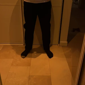 Svarta manchesterbyxor Från Arket  - Snygga svarta manchesterbyxor från arket med en klassisk rak passform. Byxorna har en dragkedja framtill och är perfekta för en stilren look. De är tillverkade i mjukt manchestertyg som ger en skön känsla. De är oanvända inte ens en gång har jag haft de på.