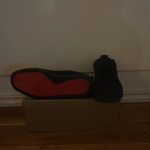 Navy blue  sneakers från Christian Louboutin - Snygga blå  sneakers från Christian Louboutin med den ikoniska röda sulan. Skorna har en stilren design med snörning och kommer i originalförpackning med dustbag.