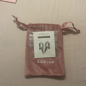 Silverörhängen från Edblad - Snygga och stilrena silverörhängen från Edblad. Perfekta för att ge en elegant touch till din outfit. Kommer i en fin rosa påse med Edblad-logga.
