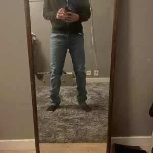 Blå jeans från Diesel - Säljer ett par klassiska blå jeans från Diesel. De har en straight passform och är midwaist. Perfekta för en avslappnad stil. Jeansens design är tidlös och de har en snygg tvätt. Stretch Jeans. 